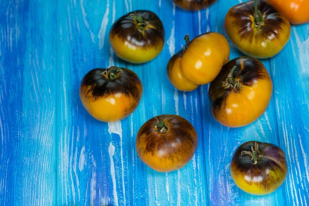 Foto tomates amarelos golden crabapple sobre fundo de madeira colheita de tomate amarelo caseiro tomates amarelos crus prontos para comer