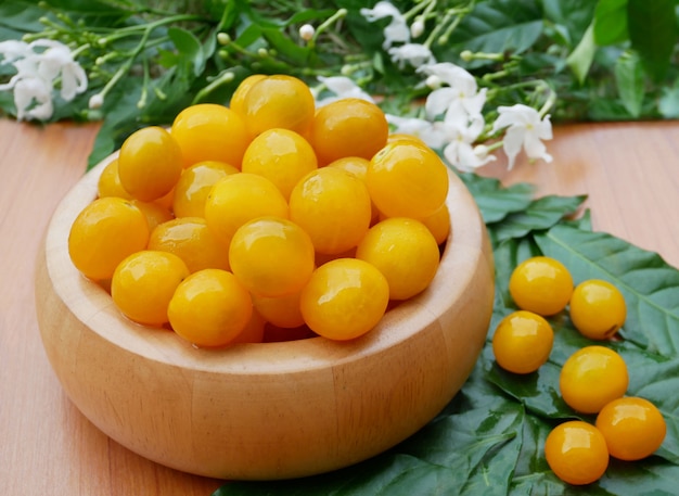 Tomates amarillos orgánicos crudos