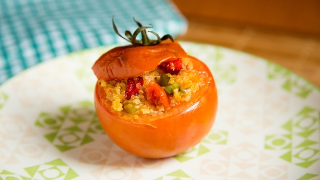 Tomates asados al horno rellenos de quinoa y verduras receta vegana