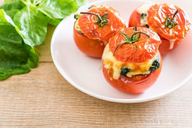 tomates assados ​​recheados com queijo e espinafre