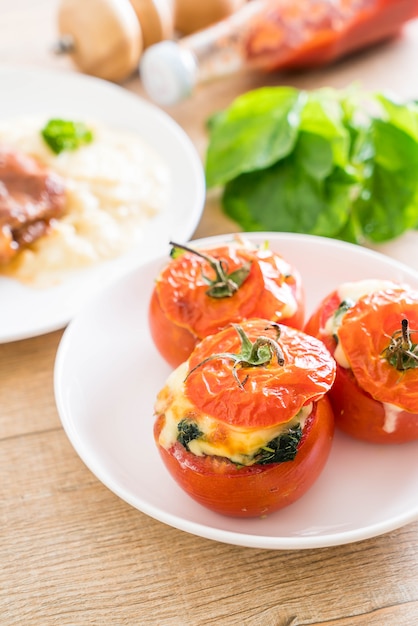 tomates assados ​​recheados com queijo e espinafre