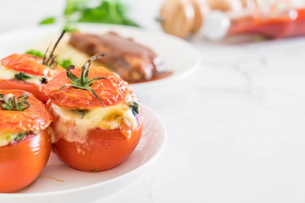 tomates assados ​​recheados com queijo e espinafre