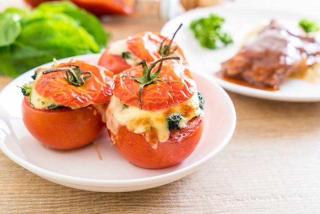 tomates assados ​​recheados com queijo e espinafre