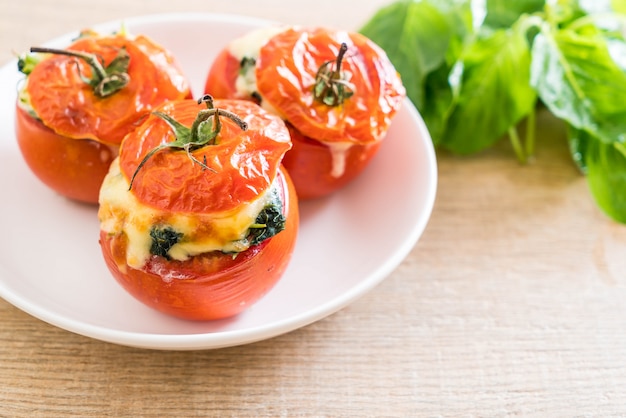 tomates assados recheados com queijo e espinafre