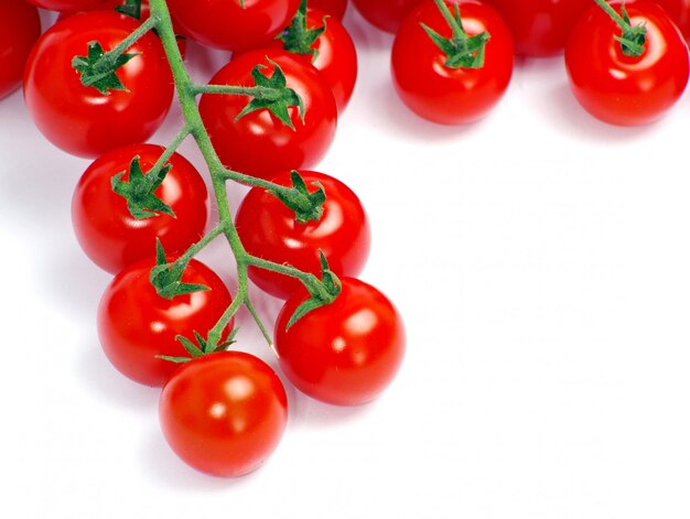 tomates en blanco aislado