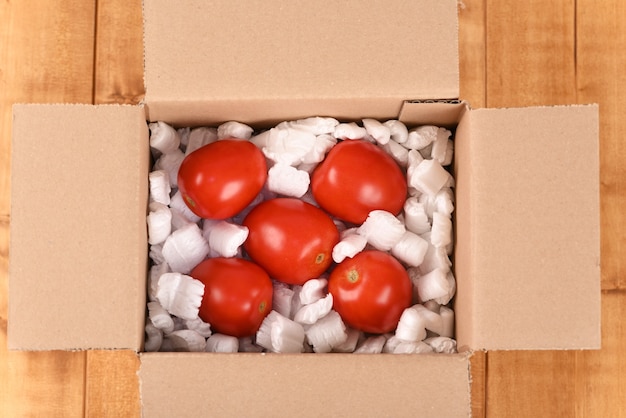 Tomates en un buzón de cartón