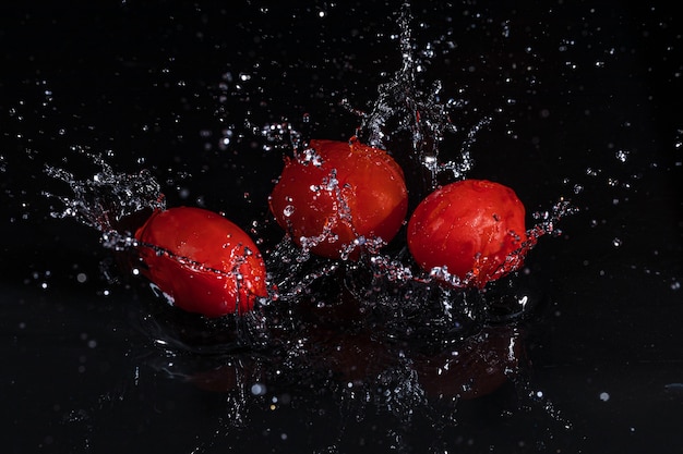 Foto tomates caindo na água