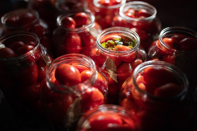 Tomates caseros enlatados en un tarro de cristal. Tomates enlatados