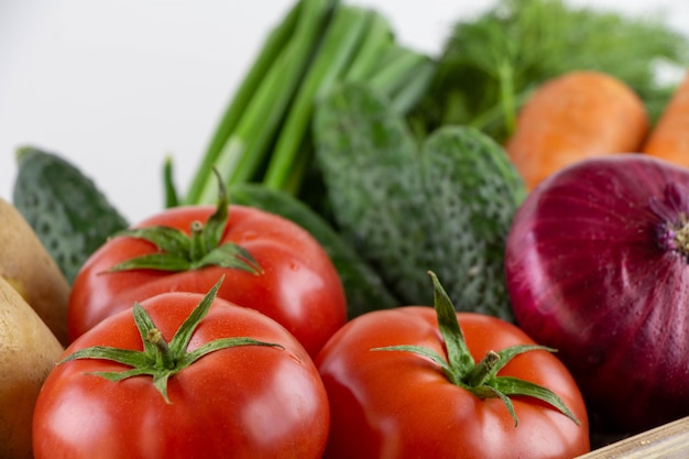 Tomates, cebollas, etiquetado, patatas, pepinos y eneldo.