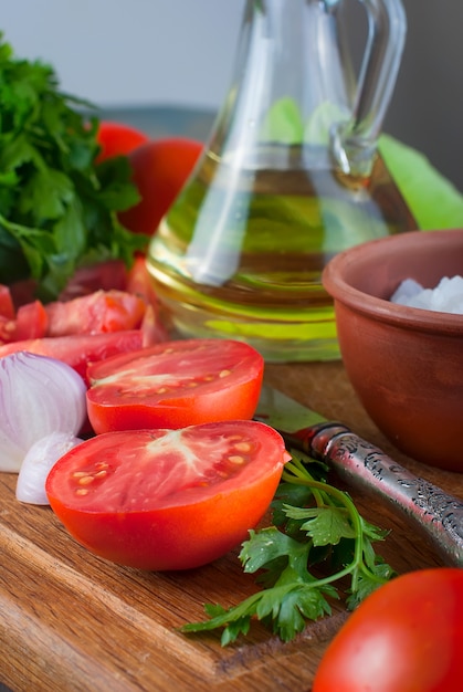 Tomates, cebollas, sal, ingredientes para ensalada.