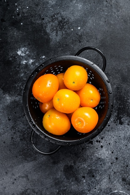 Tomates cereja amarelos em uma peneira