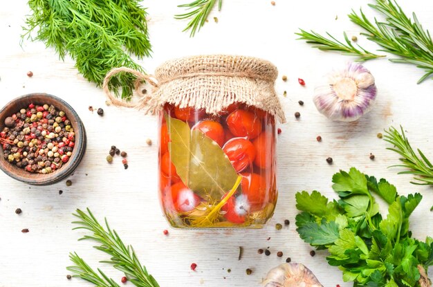 Tomates cereja em conserva em uma jarra de vidro Estoques de alimentos Vista superior