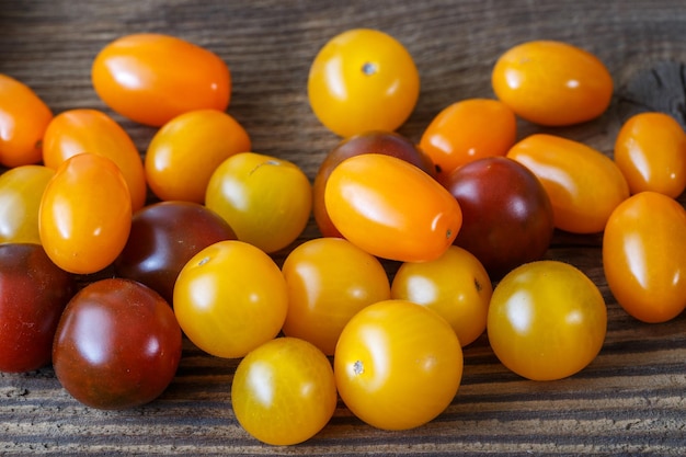 tomates cereja em fundo de madeira rústica