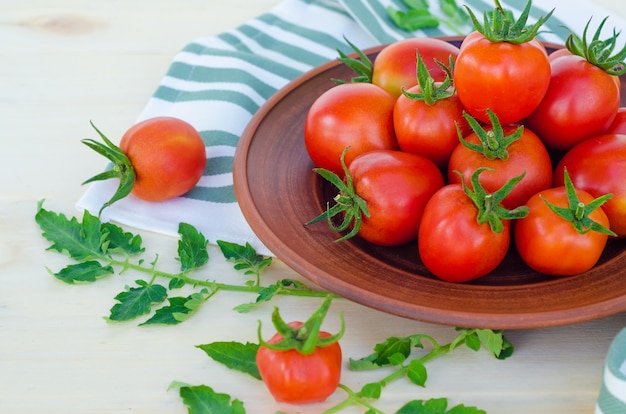 Tomates cereja frescos em uma tigela