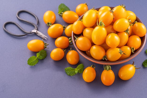 Tomates cereja frescos em uma tigela