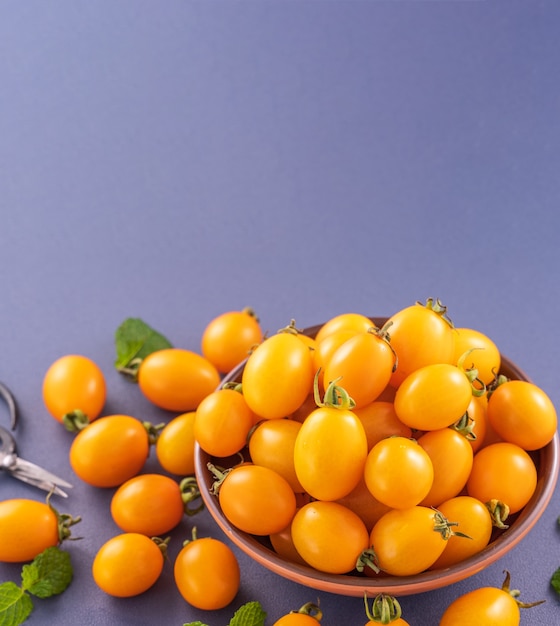 Tomates cereja frescos em uma tigela