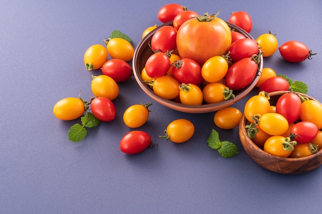 Tomates cereja frescos em uma tigela