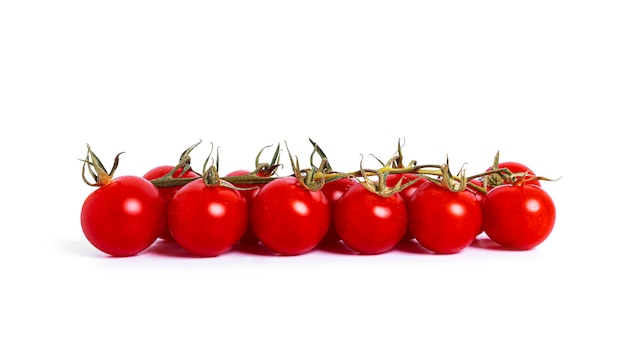 Tomates cereja frescos isolados