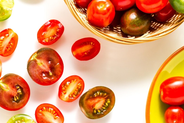 Tomates cereja multicoloridos colhidos na horta orgânica.