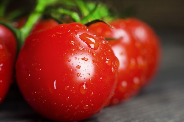 Tomates cereja vermelhos deliciosos maduros