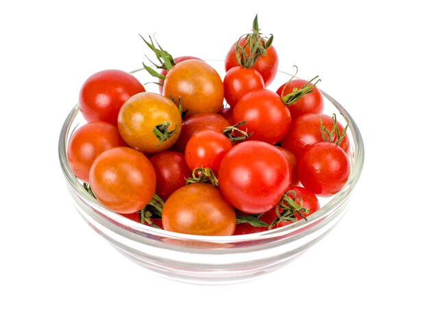 Tomates cereja vermelhos em miniatura, produtos vegetarianos e vegetais.