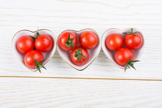 Tomates cereja vermelhos em tigela em forma de coração