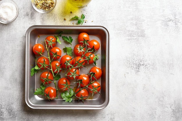 Foto tomates cereza asados en la bandeja de horneado