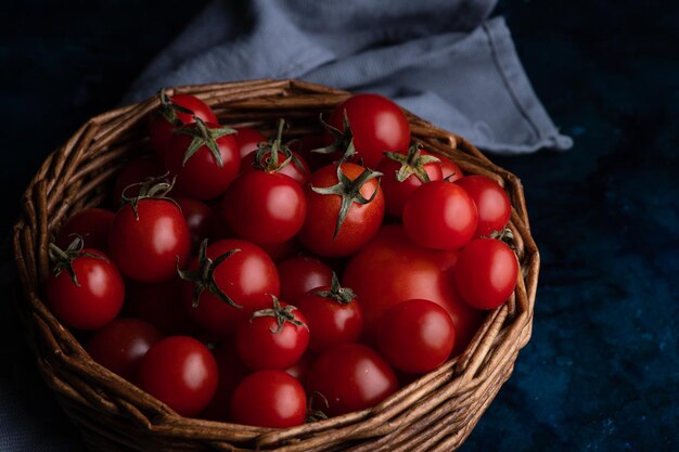 Tomates de cereza en una canasta de mimbre