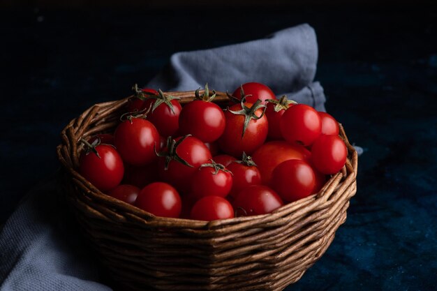 Tomates de cereza en una canasta de mimbre