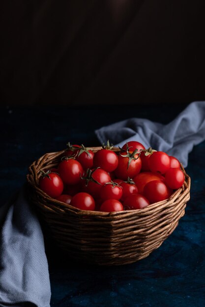 Tomates de cereza en una canasta de mimbre