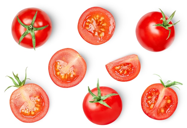 tomates de cereza enteros y mitades en un fondo blanco aislado vista superior.