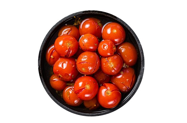 Tomates cerezos en escabeche salados en una sartén con hierbas y eneldo Fondo blanco aislado Vista superior