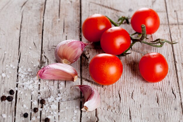 Tomates cherry, ajo, pimienta y sal.