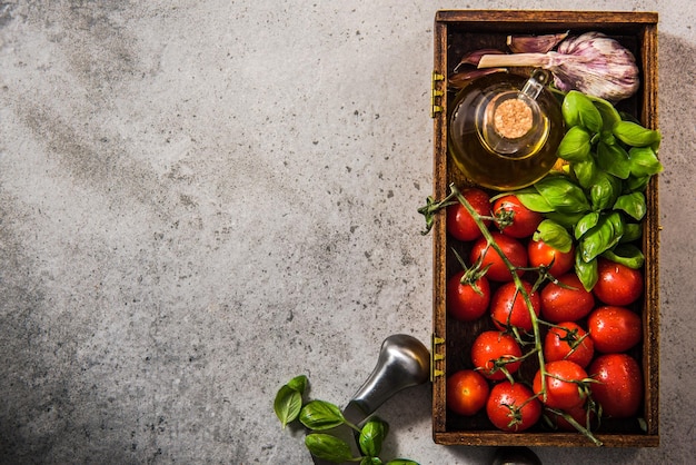 Tomates cherry con albahaca fresca y aceite de oliva