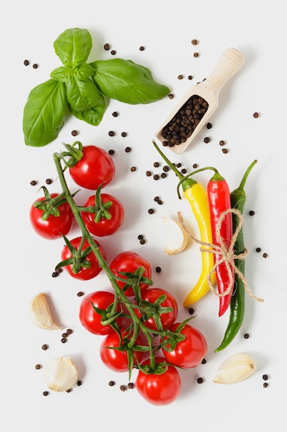 Tomates cherry con albahaca pimienta y ajo