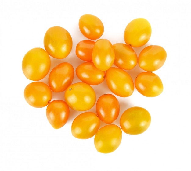 Tomates cherry amarillos aislados en blanco