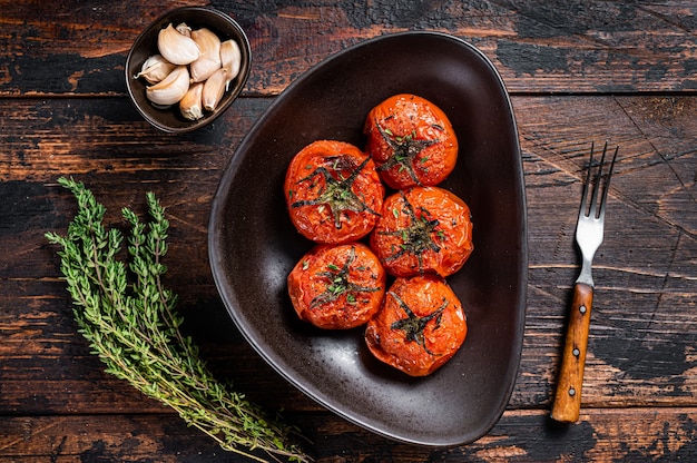 Tomates cherry asados al horno con tomillo y ajo en un plato