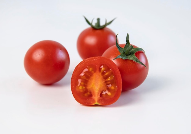 tomates cherry en un blanco