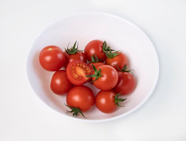 tomates cherry en un blanco