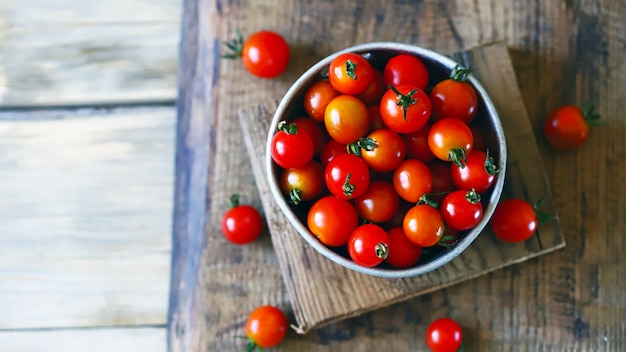 Tomates cherry en un bol. Tomates de cóctel. Mini tomates con rabo.