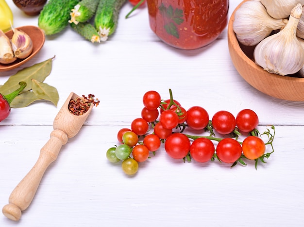 Tomates cherry y cuchara con especias.