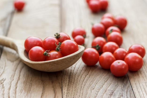 Tomates cherry y cuchara de madera