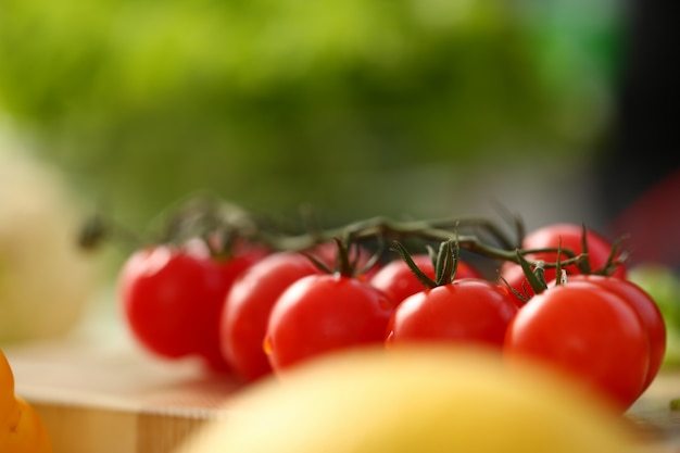 Los tomates cherry se encuentran en una tabla de cortar