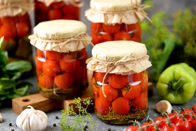 Tomates cherry en escabeche caseros con eneldo y ajo