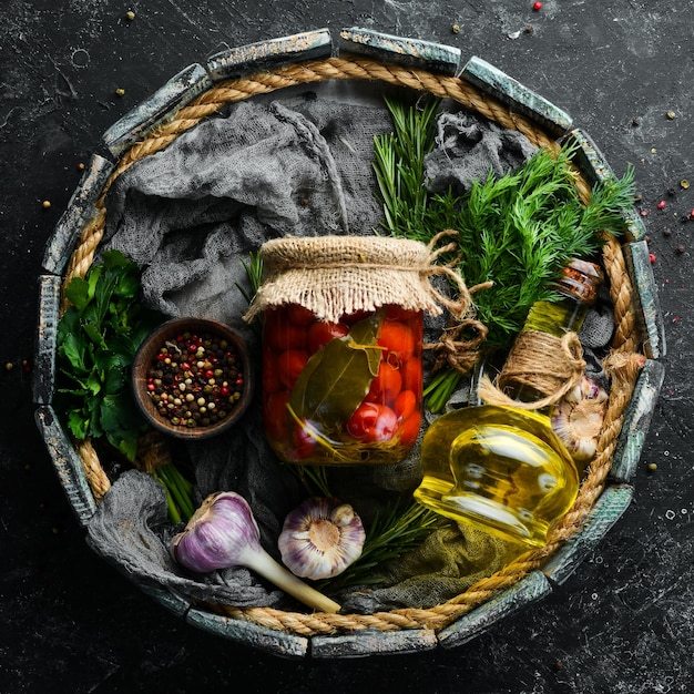 Tomates cherry en escabeche en un frasco de vidrio Existencias de alimentos Vista superior