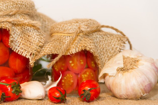 tomates cherry en escabeche en vinagre con ajo y especias