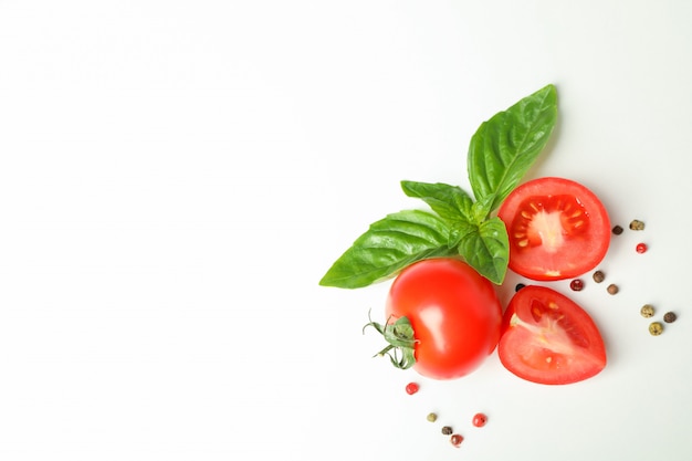 Tomates cherry frescos con albahaca y especias espacio para texto y vista superior. Vegetales maduros