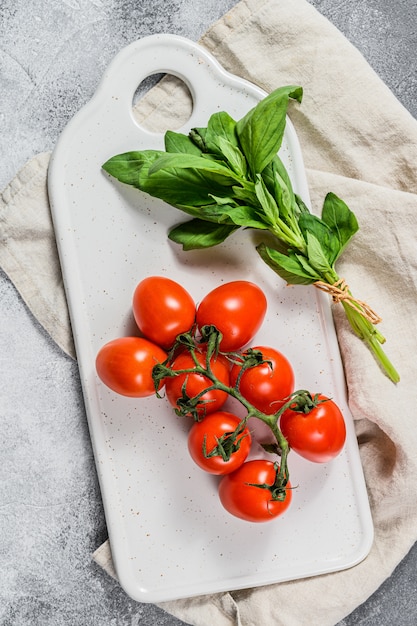 Tomates cherry frescos en blanco