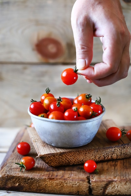 Tomates cherry frescos en un bol