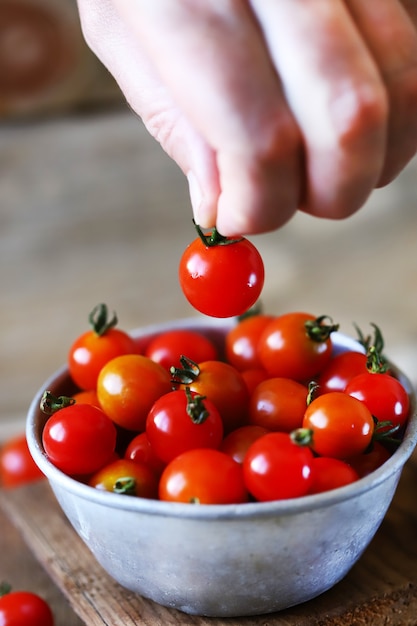 Tomates cherry frescos en un bol